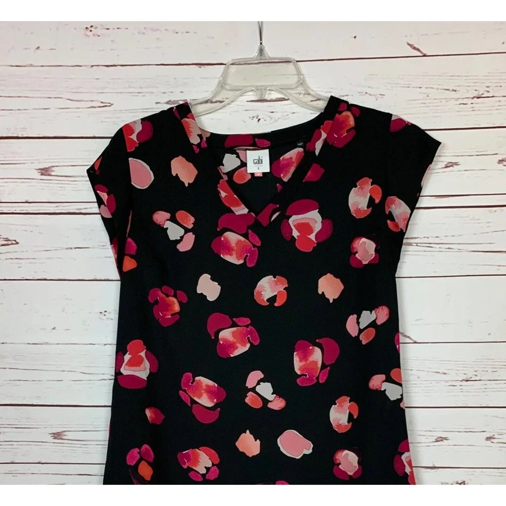 CAbi Women's S Small Black Pink Floral Short Sleeve Cute Petal Top Blouse #5523 - Picture 2 of 12